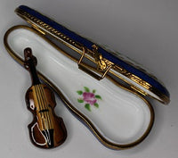 花模様の白いバイオリン